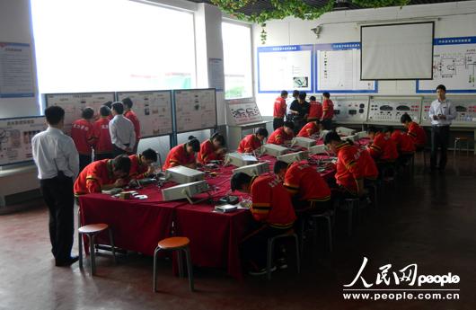 北方汽修学校的学生正在上课  人民网记者  罗旭 摄.jpg