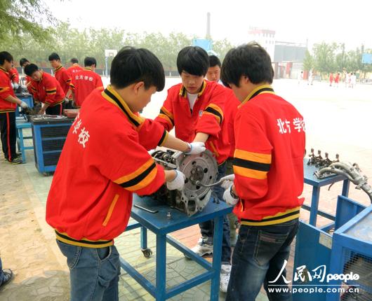 北方汽修学校的学生正在上课  人民网记者 罗旭 摄.jpg