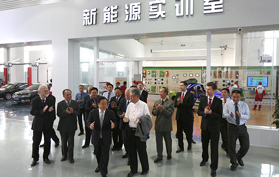 曹校长邀请与会成员参观北方新能源实训车间.jpg