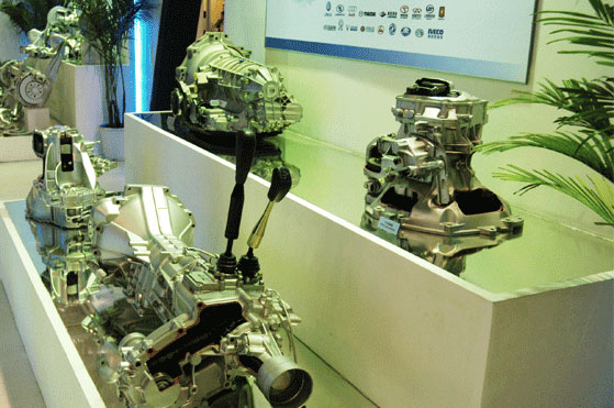 北方学校结合市场发展研发海量汽修设备.jpg