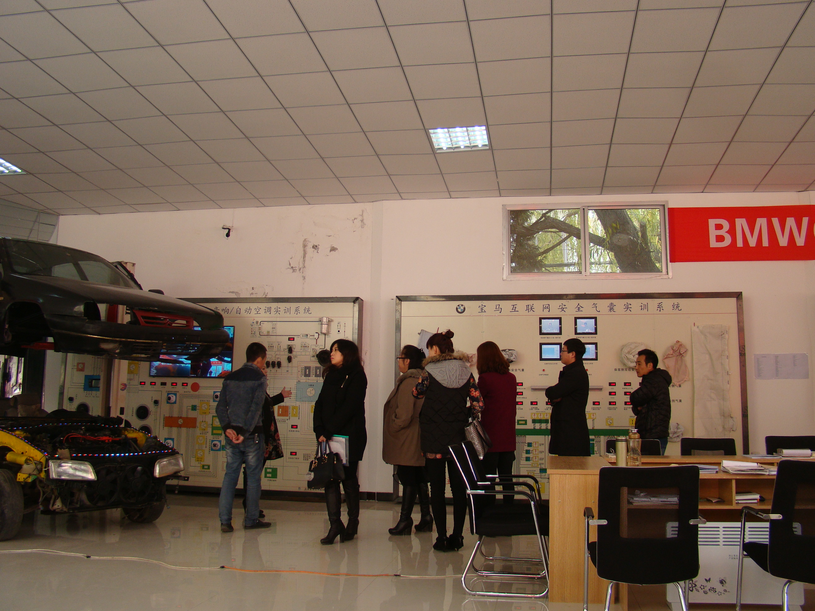 (企业参观学校车间).JPG