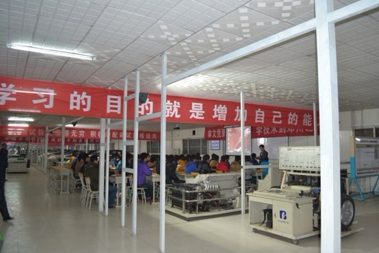北方汽修学校车间就是教室 教室就是车间.jpg