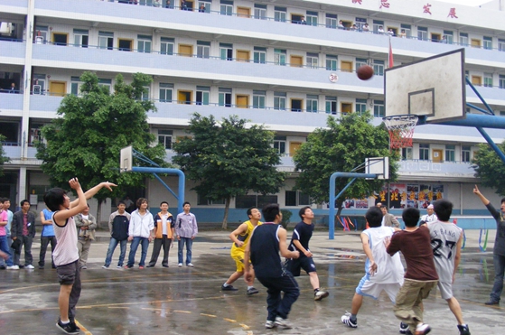 同学们参加篮球比赛.jpg