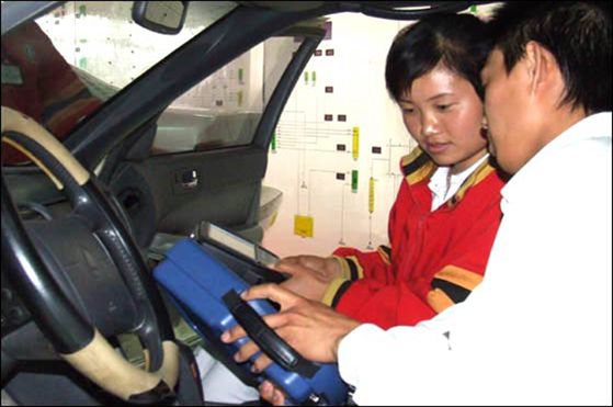 老师为同学认真讲解.jpg