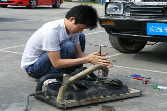 学生在拆卸风扇.jpg