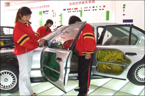 学生查看宝马内部构架.jpg