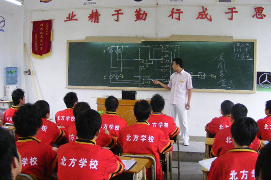 学员在认真的听讲.jpg