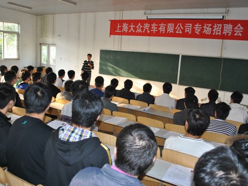 负责招聘的张经理做公司介绍.jpg
