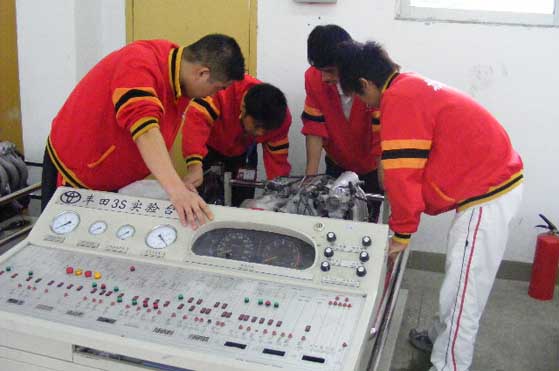 学员在丰田3S实验台前实践.jpg